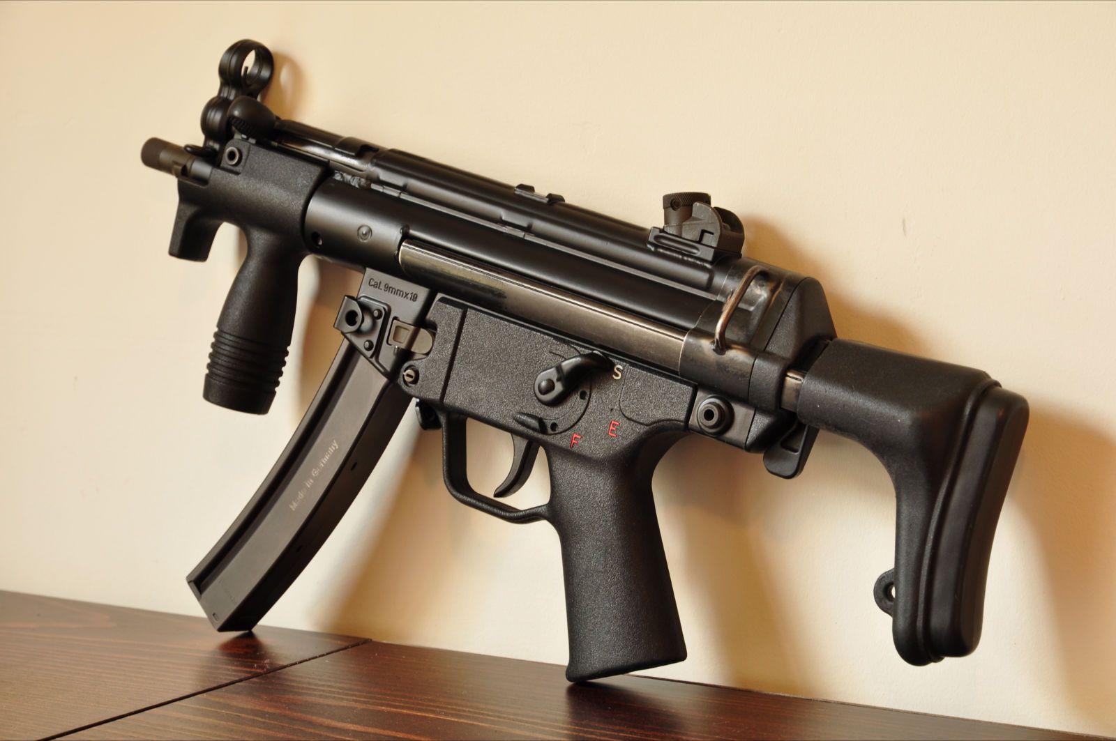 1 - та самая пушка HK MP5. 